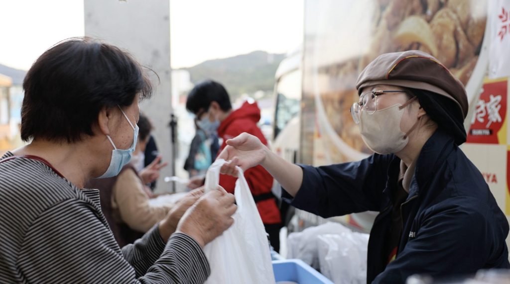 温かい牛丼が生んだ笑顔、「すき家」が大規模火災の佐賀関で炊き出し:ゼンショーホールディングス様 2 1a946601a04864c0bc9868fcdce37d37