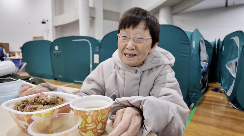 温かい牛丼が生んだ笑顔、「すき家」が大規模火災の佐賀関で炊き出し:ゼンショーホールディングス様 3 1b60f81f1518825fb54f11387195bb28